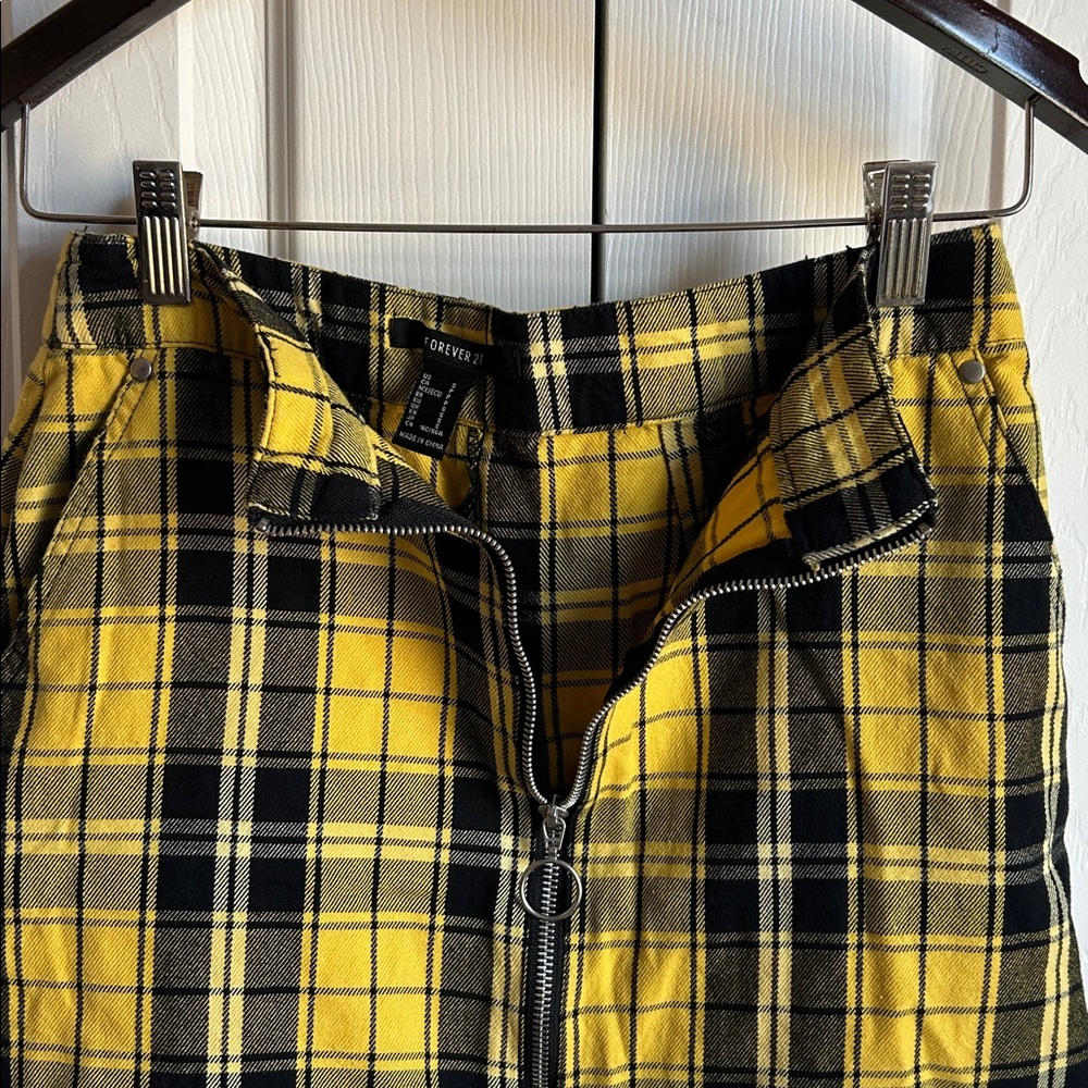 yellow & black plaid mini skirt w/ zipper down front Has pockets :) - Picture 3 of 5